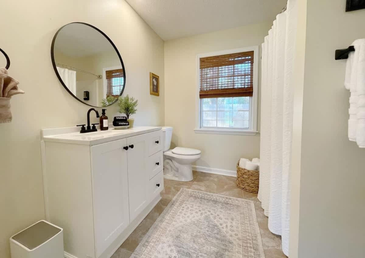Large Sleeps 10 & Downtown Dog Heaven Holiday home